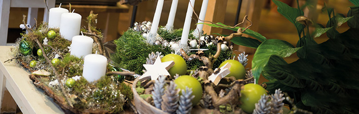 Handgebundene Adventkränze